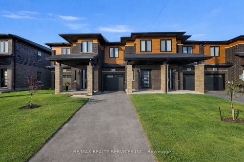 6671 Cropp Street, Niagara Falls, ON, L2E0B7 | Card Image