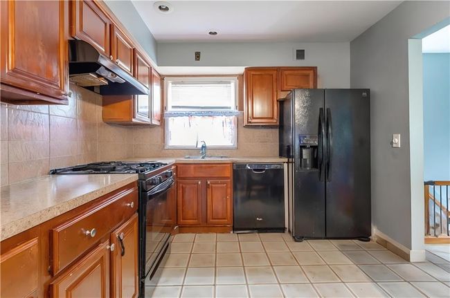 27 Bascom Pl, Home with 6 bedrooms, 3 bathrooms and null parking in Staten Island NY | Image 11
