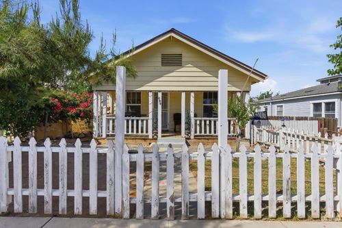 524 B St, Taft, CA, 93268-3712 | Card Image