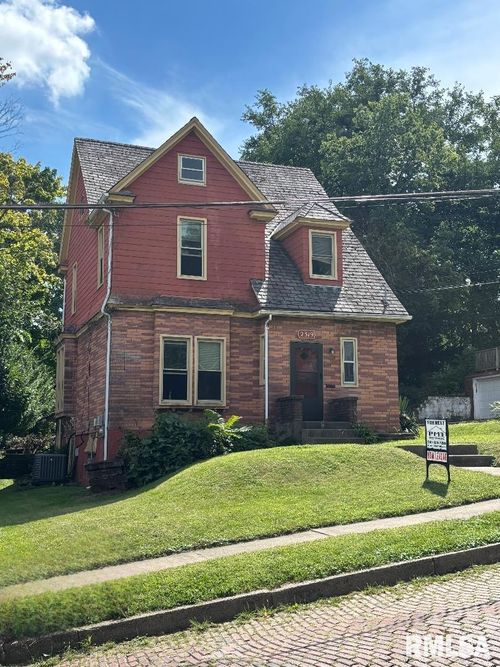 2319 East St, Davenport, IA, 52803-3325 | Card Image