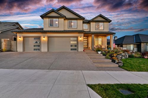 561 Autumn Hills Dr, Medford, OR, 97504-4526 | Card Image