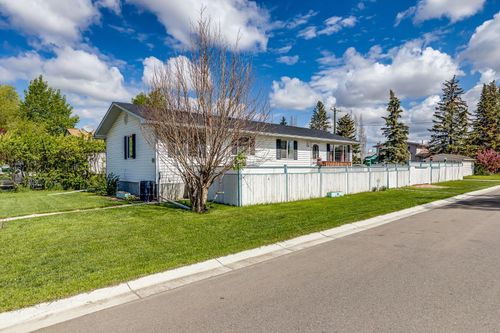 330 9 Street, Beiseker, AB, T0M0G0 | Card Image