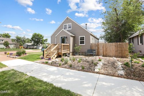 922 6th Ave W, Williston, ND, 58801-5038 | Card Image