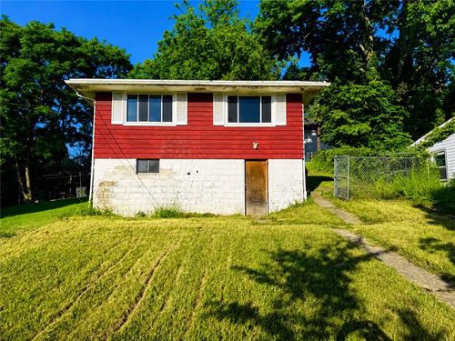 2011 Valley St, West Mifflin, PA, 15122-3711 | Card Image