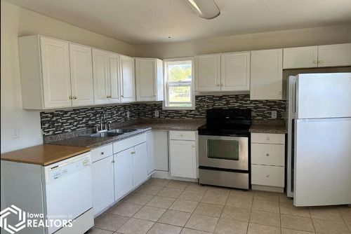 9 Weatherington Dr, Dallas City, IL, 62330-1166 | Card Image