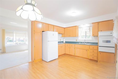 30705 Longfellow Ave, Madison Heights, MI, 48071-2064 | Card Image