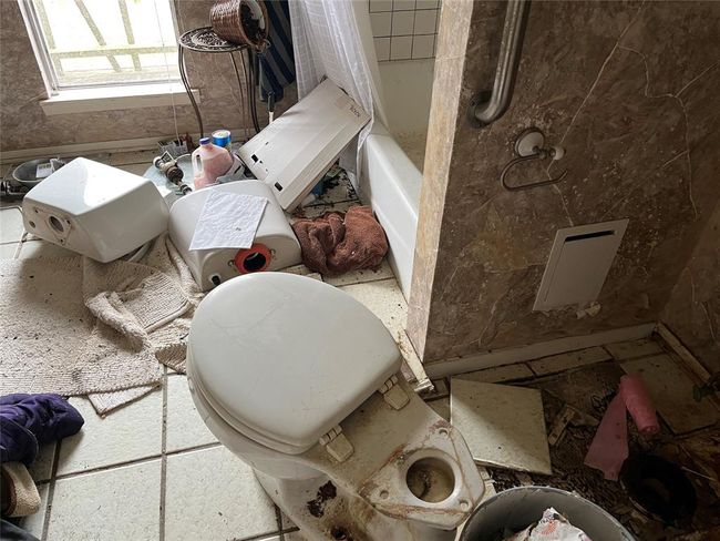 Upstairs bath. The sink is not pictured, and is to the left. | Image 38