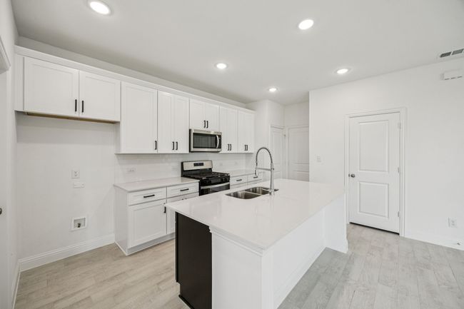532 Magellan Cir, House other with 3 bedrooms, 3 bathrooms and null parking in Dallas TX | Image 5