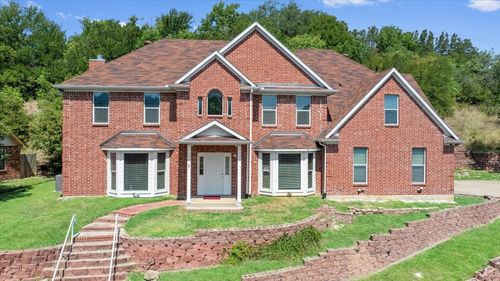 213 Willow Ridge Rd, Fort Worth, TX, 76103-1050 | Card Image