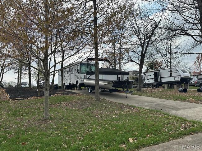 View of front facade with a front lawn | Image 4