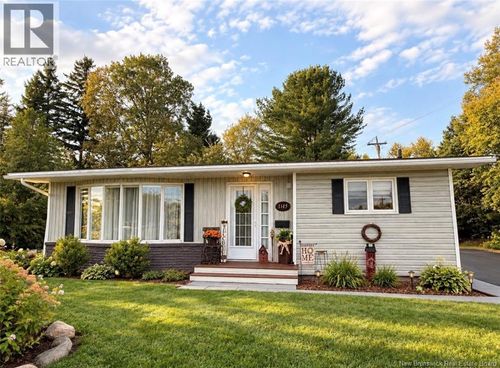 1145 Veniot Ave, House with 3 bedrooms, 1 bathrooms and null parking in Bathurst NB | Card Image