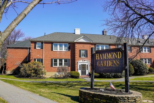 apt-2-33 Hammond Pond Pkwy, Chestnut Hill, MA, 02467-2237 | Card Image