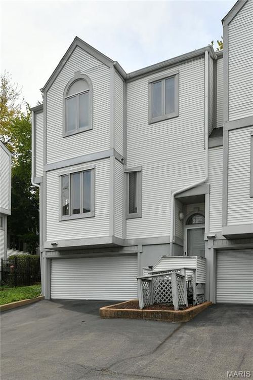 22 Columbus Square Dr, Saint Louis, MO, 63101-2744 | Card Image