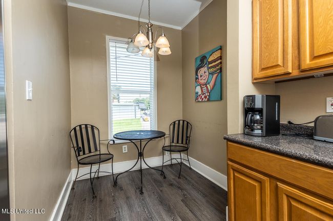 Hwy178-13-kitchen eating area | Image 9