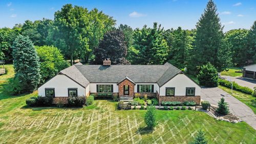 8569 Roundhill Ct, Saline, MI, 48176-9413 | Card Image