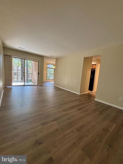 apt-13-3314 Woodburn Village Dr, ANNANDALE, VA, 22003-6853 | Card Image