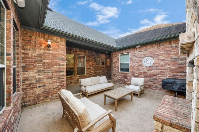 FRONT COURTYARD | Image 8