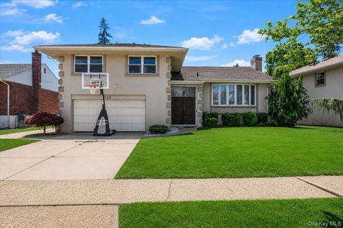 648 Diane Pl, Valley Stream, NY, 11581-3008 | Card Image