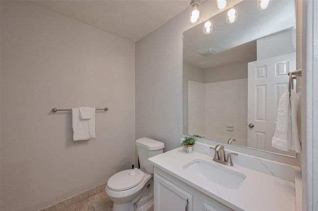 Updated secondary bathroom with shower/tub combo | Image 21