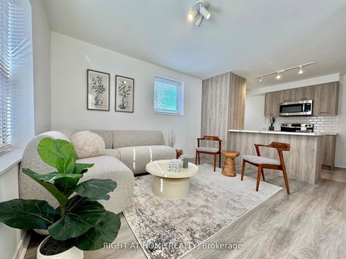 a-469 Queen St, Newmarket, ON, L3Y2H3 | Card Image