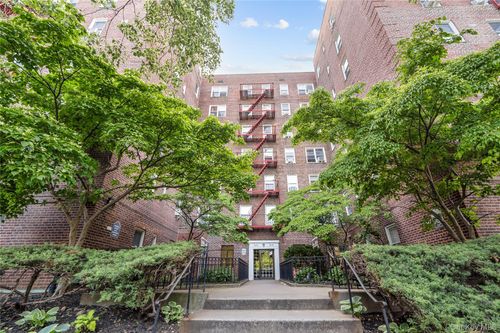 2g-3920 52nd St, Woodside, NY, 11377-3233 | Card Image