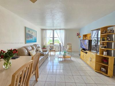 946 - 2899 Collins Ave, Condo with 1 bedrooms, 1 bathrooms and null parking in Miami Beach FL | Image 3