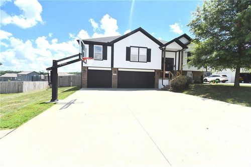 1207 Sw 9th St, Oak Grove, MO, 64075-9462 | Card Image
