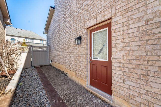 105 Royal Dr West, House other with 6 bedrooms, 5 bathrooms and 4 parking in Brampton ON | Image 42