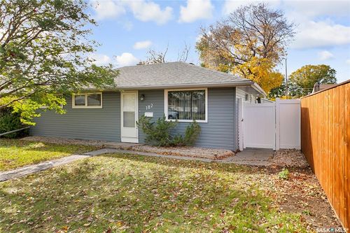182 Hamilton St N, Regina, SK, S4R2Y7 | Card Image