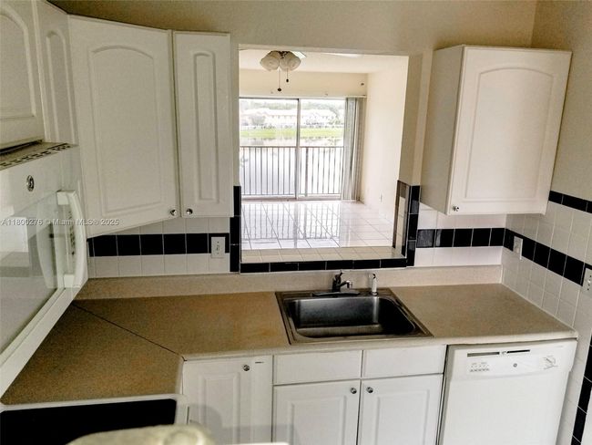 APT-402 - 8560 N Sherman Cir, Condo with 2 bedrooms, 2 bathrooms and null parking in Miramar FL | Image 4