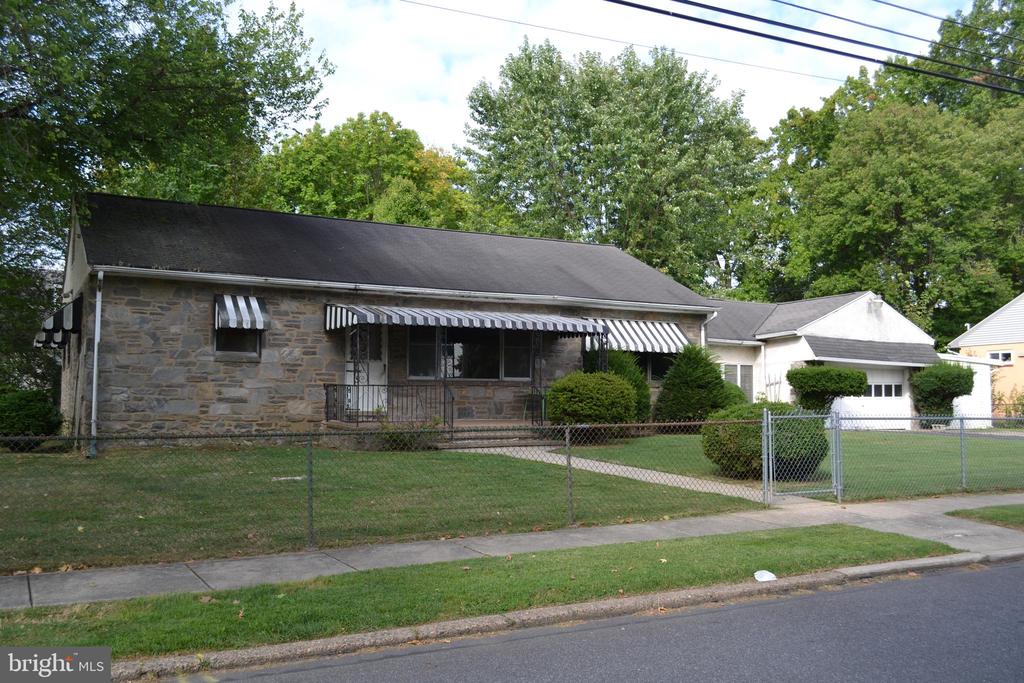 Brighton Ter, Holmes, PA 19043