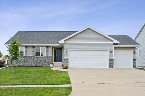 820 Oak Park Cir, Marion, IA, 52302-5941 | Card Image