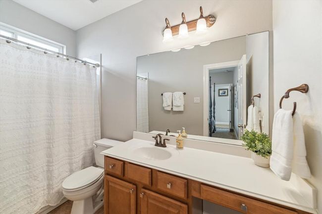 Ensuite bath for second bedroom down | Image 16