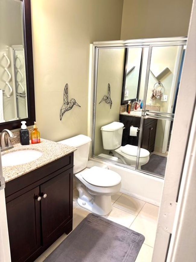 UNIT-82 - 32080 Grand River Ave, Condo with 2 bedrooms, 2 bathrooms and null parking in Farmington MI | Image 4