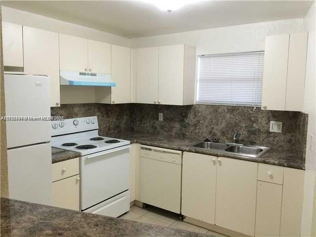 APT-310 - 4235 N University Dr, Condo with 1 bedrooms, 2 bathrooms and null parking in Sunrise FL | Image 4