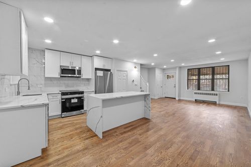 1029 E 213th St, Bronx, NY, 10469-1302 | Card Image