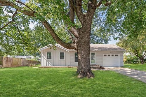 18801 Powahatan Ct W, Independence, MO, 64056-2173 | Card Image