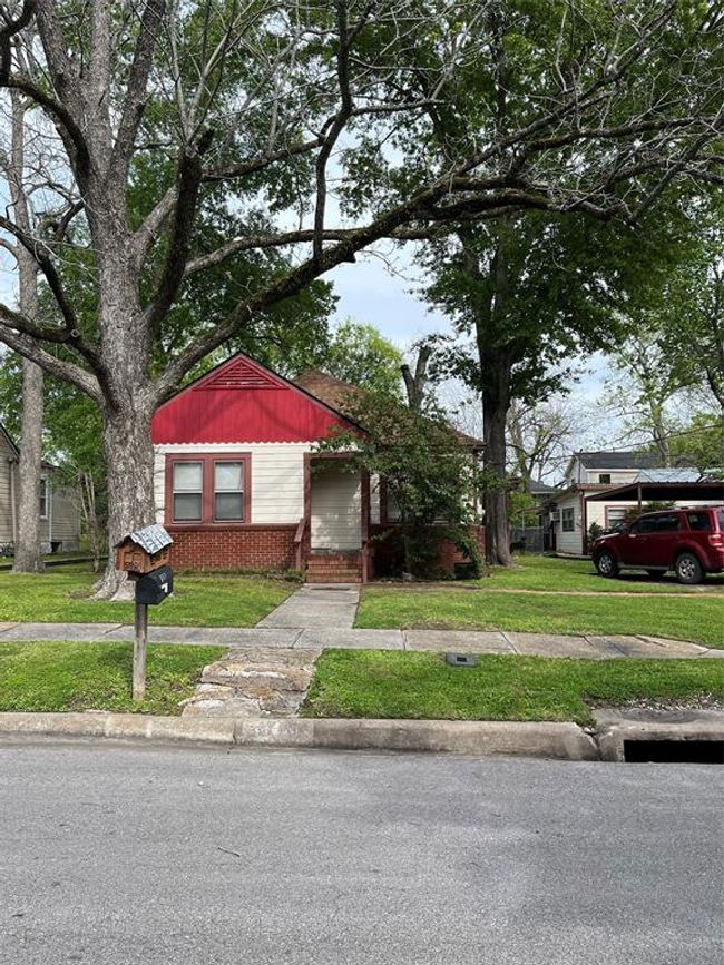 1715 Avenue P, House other with 4 bedrooms, 3 bathrooms and 2 parking in Huntsville TX | Image 4