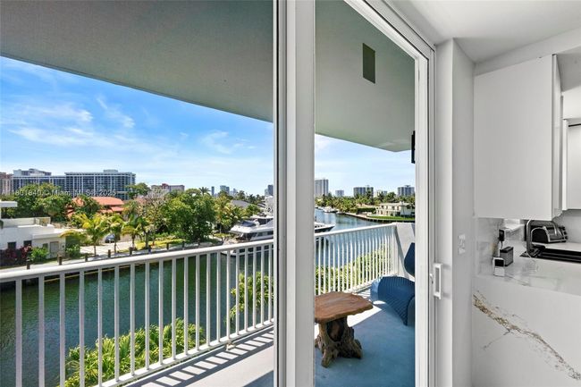 APT-305 - 137 Golden Isles Dr, Condo with 2 bedrooms, 2 bathrooms and null parking in Hallandale Beach FL | Image 7