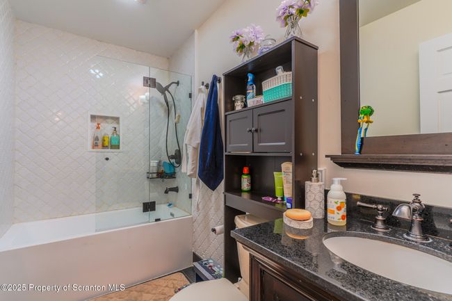 Bathroom with Tub | Image 12