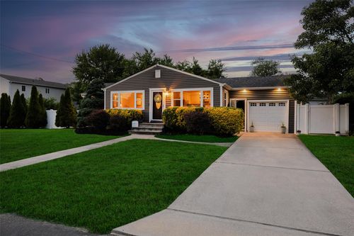 414 Pecan St, Lindenhurst, NY, 11757-4710 | Card Image