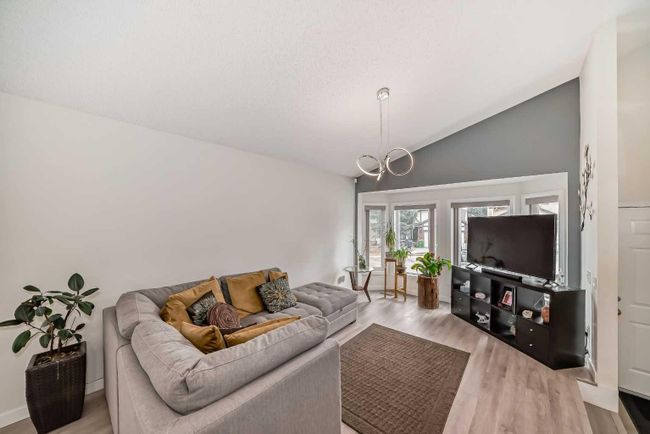 23 Sanderling Rise Nw, Home with 4 bedrooms, 3 bathrooms and 5 parking in Calgary AB | Image 2