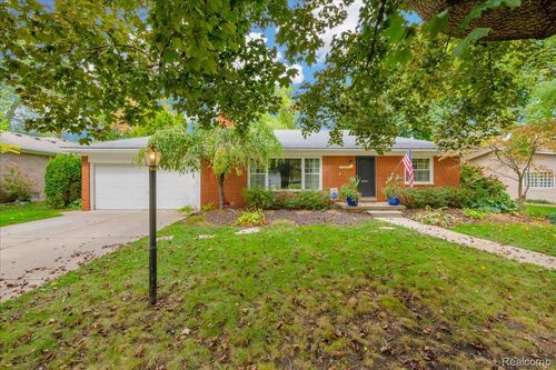 16950 Kinross Ave, Beverly Hills, MI, 48025-4127 | Card Image