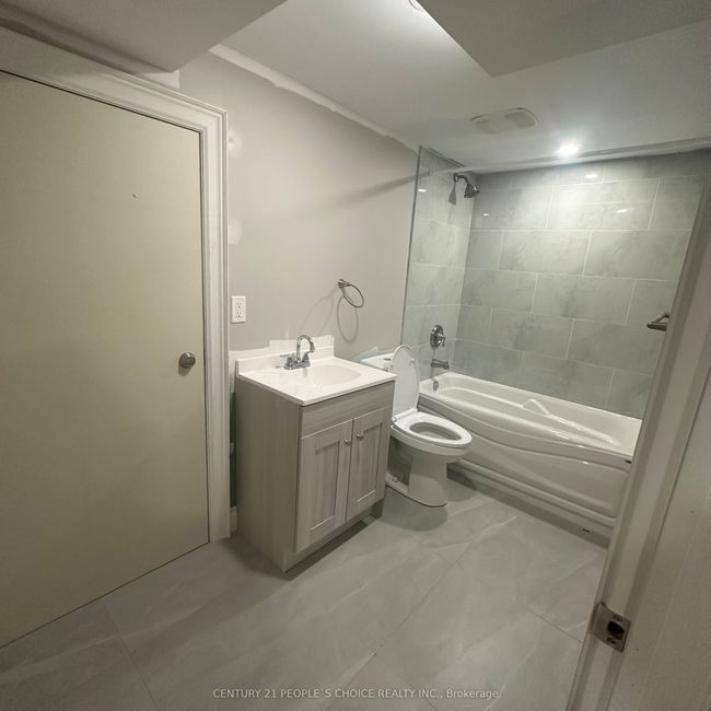 UNIT-2 - 199 Avondale Blvd, House attached with 3 bedrooms, 2 bathrooms and 2 parking in Brampton ON | Image 8