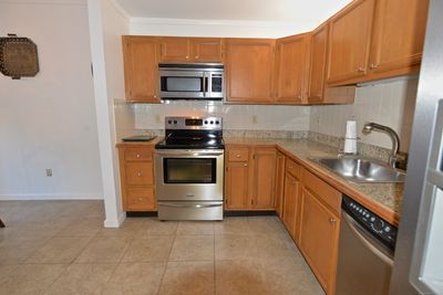 B14 - 124 Deer Hill Avenue, Condo with 2 bedrooms, 2 bathrooms and 2 parking in Danbury CT | Image 3