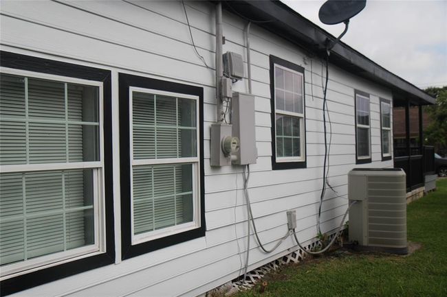 Side of the house near the driveway. | Image 27