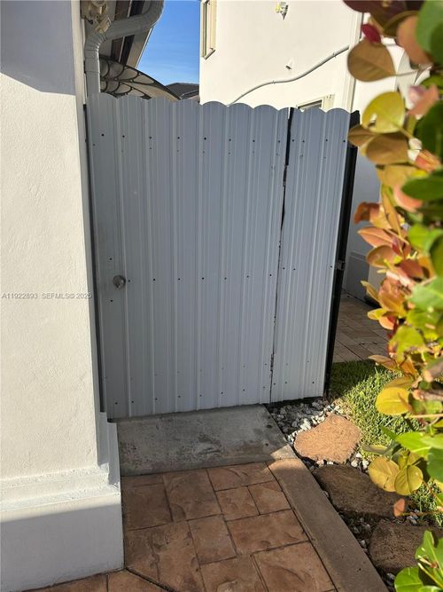 efficiency-15535 Sw 10th St, Miami, FL, 33194-2413 | Card Image