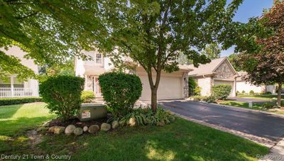 Large driveway 2 car garage | Image 2