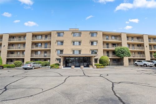 apt-2-103-650 E Greenwich Ave, West Warwick, RI, 02893-2379 | Card Image