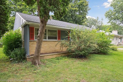 27627 Lexington Pkwy, Southfield, MI, 48076-3527 | Card Image